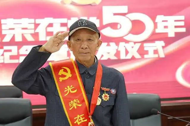 【党徽闪耀】荔湖街雷超发： 青春献给党，白首映初心