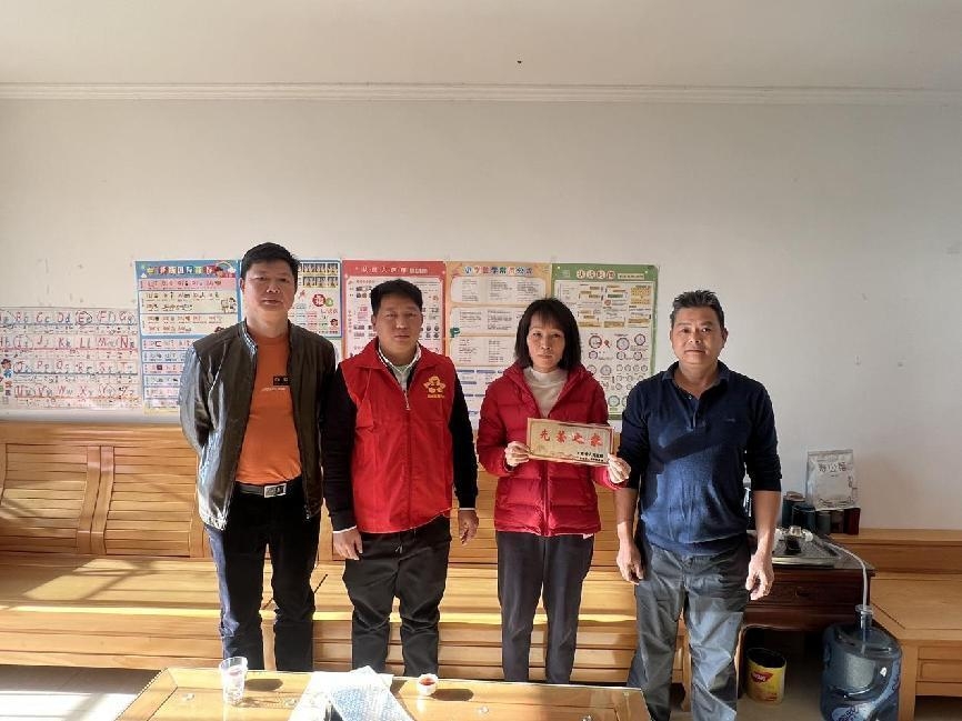 为入伍新兵送光荣之家牌匾